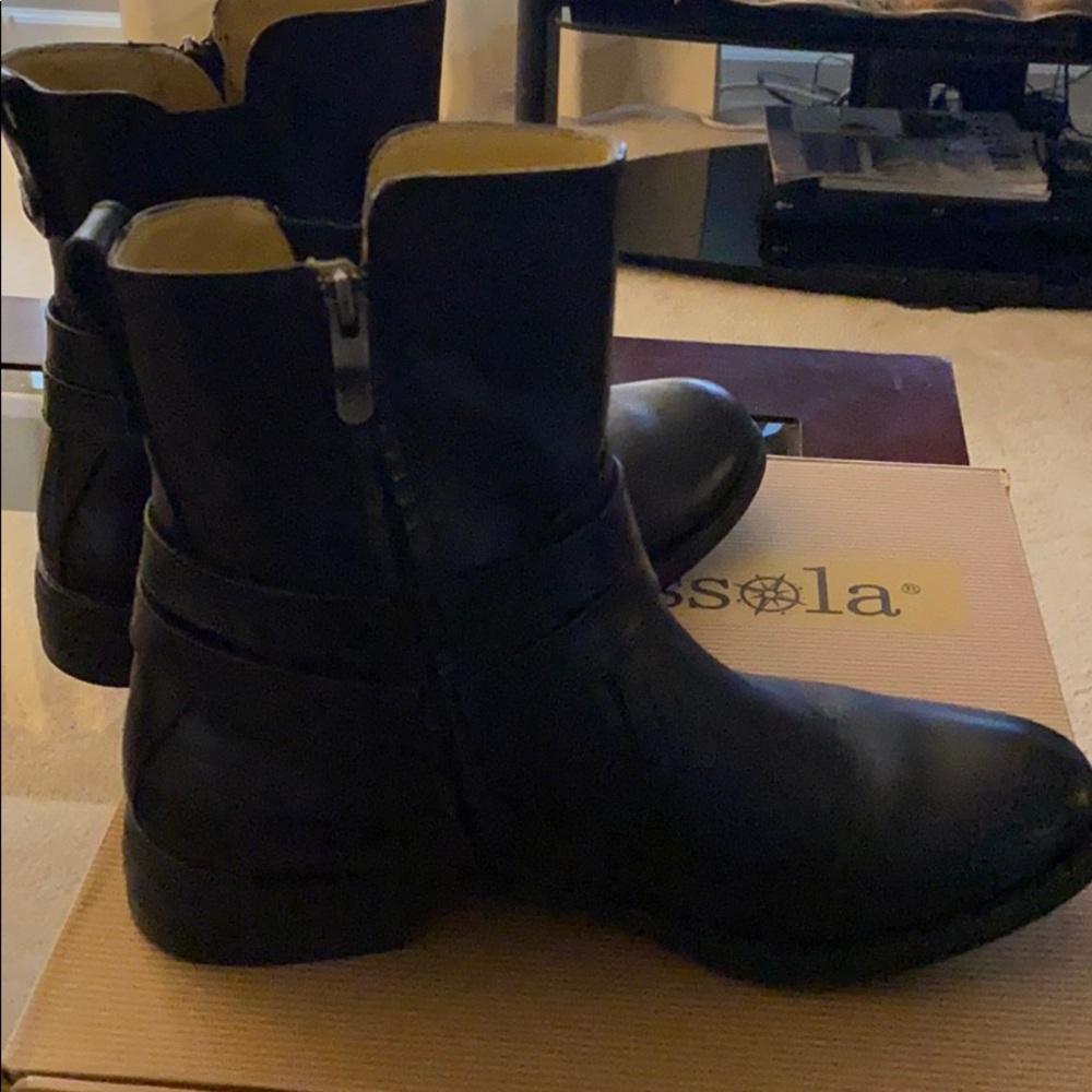 Boots - Picture 3 of 3